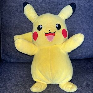 Pokémon Pikachu Plush (Previously Owned)